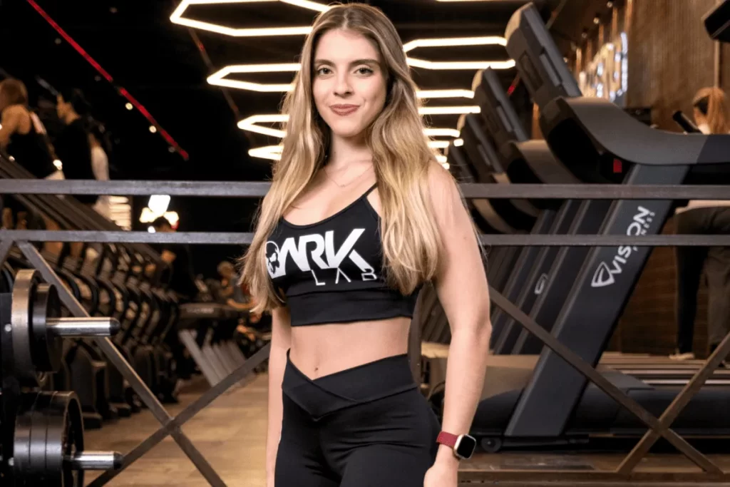 Pessoa tomando suplemento